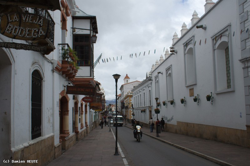 Balcons dans une rue aux murs blancs
