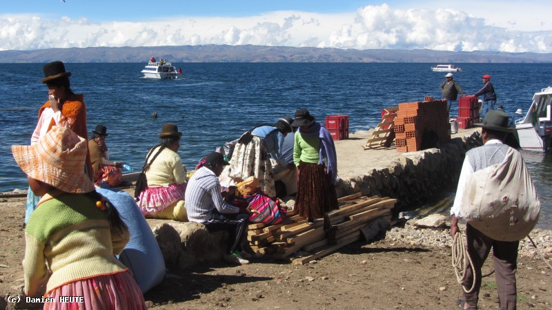 Boliviens attendant le bateau