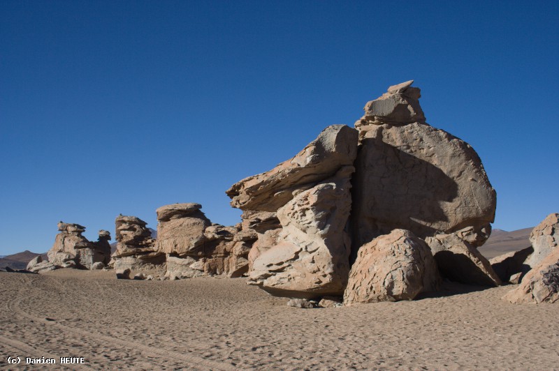 Gros blocs rocheux dans le désert de Siloli