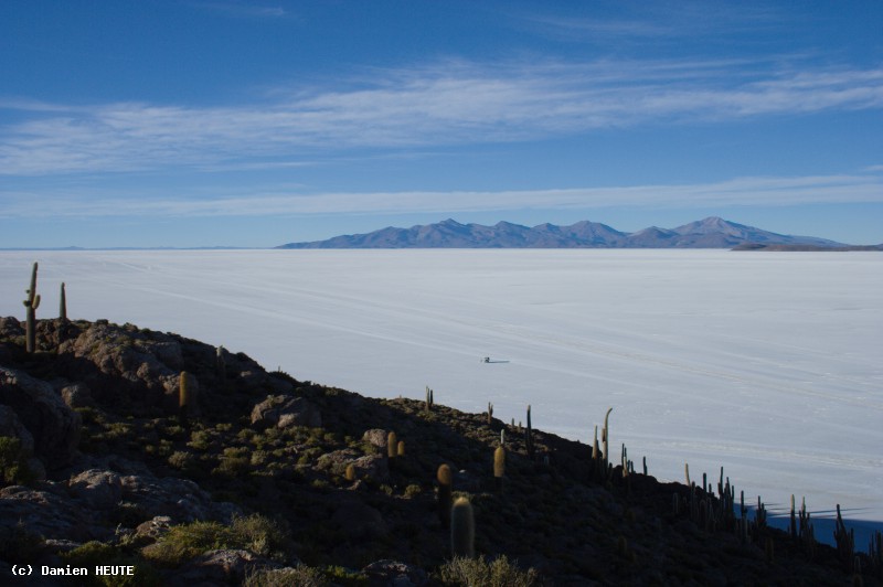 Véhicule minuscule face à l'immensité du Salar