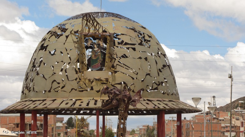 Monument à l'entrée de la ville