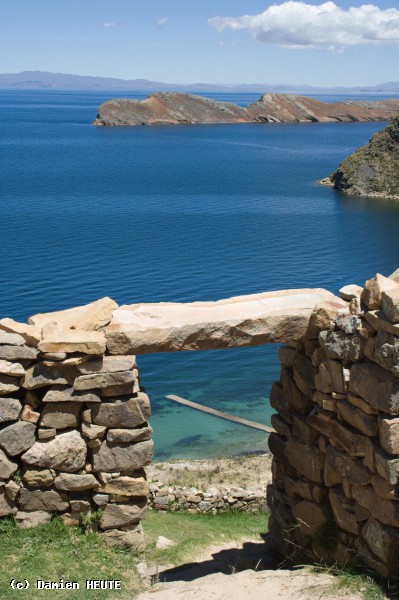 Vue sur le lac titicaca depuis une porte