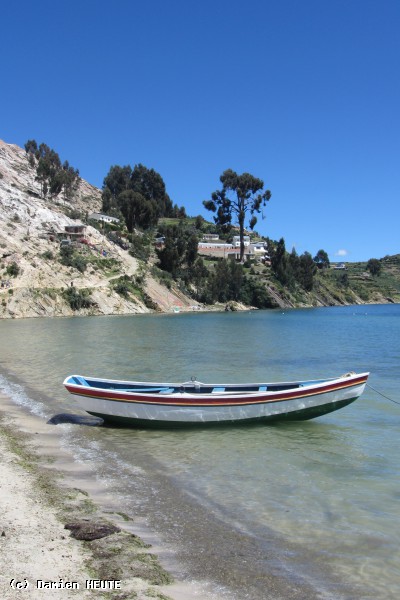 Barque dans la baie de Challapampa
