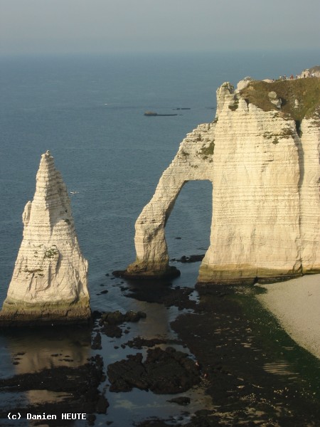 L'aiguille d'Etretat et l'arche de la falaise aval.