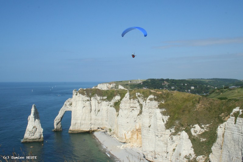 Un parapentiste au dessus des falaises d'Etretat.